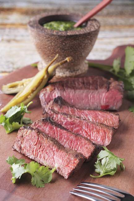 Steak de bœuf grillé tranché — Photo de stock