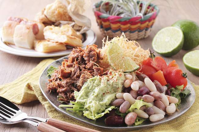 Mexikanischer Gemüsesalat mit Rindfleisch — Stockfoto