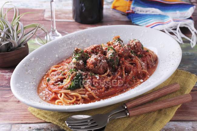Massa de espaguete clássica e almôndegas — Fotografia de Stock
