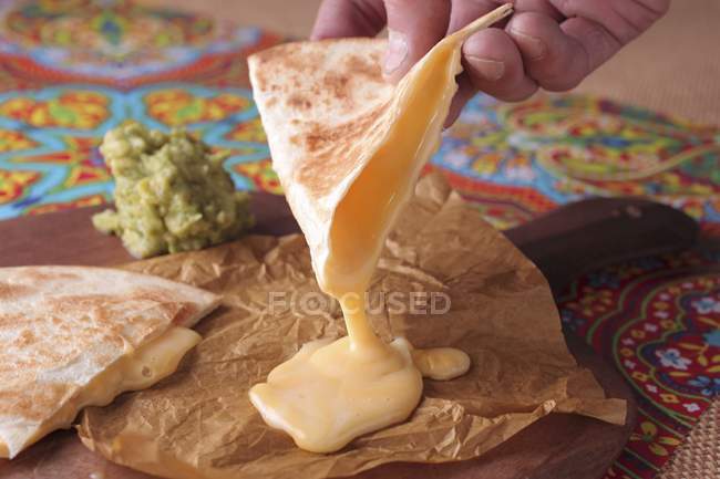 Quesadilla con guacamole sobre papel - foto de stock