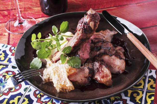 Grilled ribs with sauce — Stock Photo