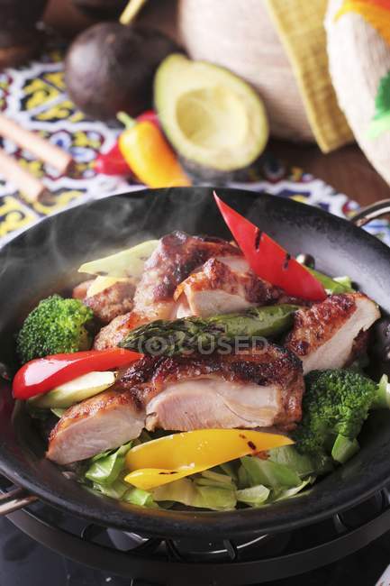 Trozos de pollo crujiente con verduras - foto de stock