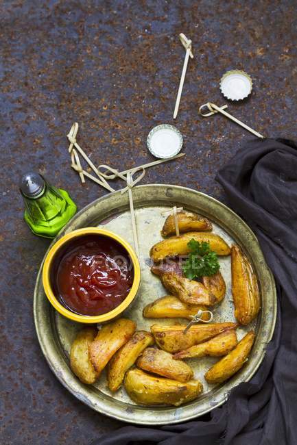 Cuñas de patata frita con salsa de tomate - foto de stock