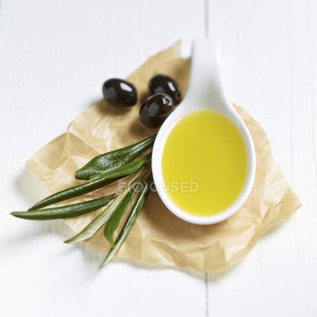 Cucharada de aceite de oliva - foto de stock