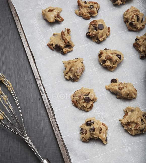 Cookies aux pépites de chocolat non cuits — Photo de stock