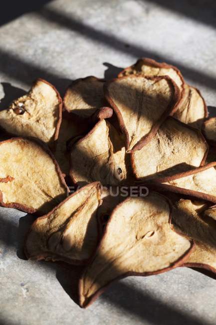 Нарізані сонячні сушені груші — стокове фото