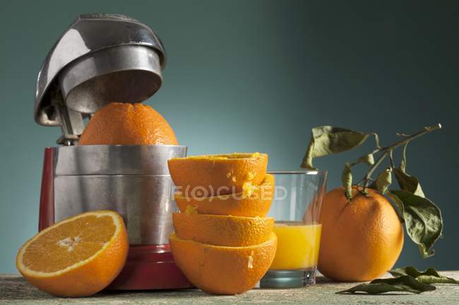 Вичавлення свіжого апельсинового соку — стокове фото