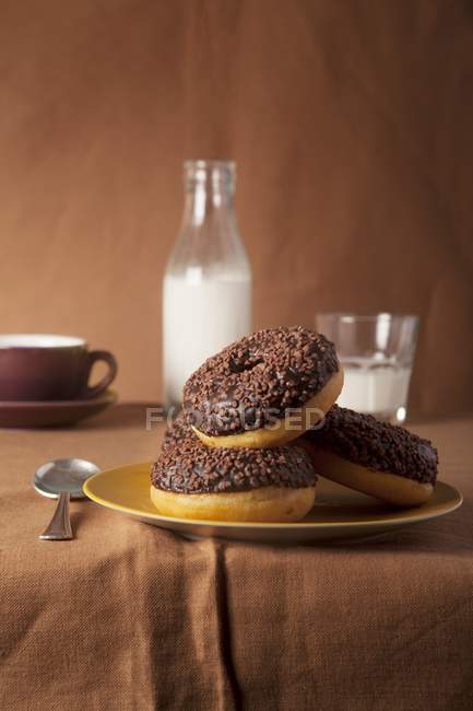 Ciambelle al cioccolato con latte — Foto stock