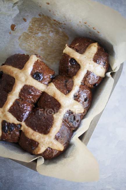 Hot cross buns in baking tin — Stock Photo