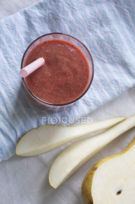 Strawberry and pear smoothie — Stock Photo