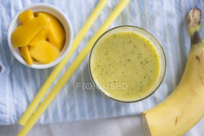 Smoothie aux mangues et bananes — Photo de stock