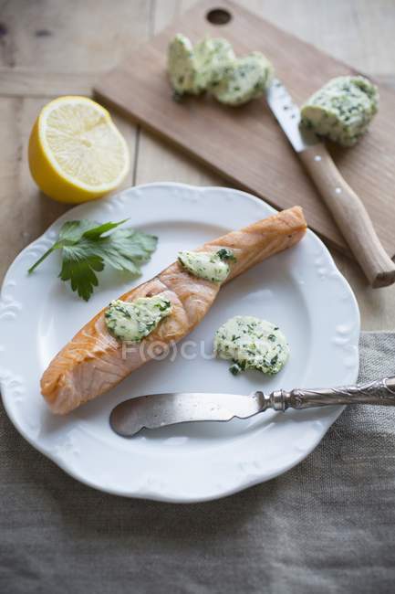 Filete de salmón con mantequilla - foto de stock