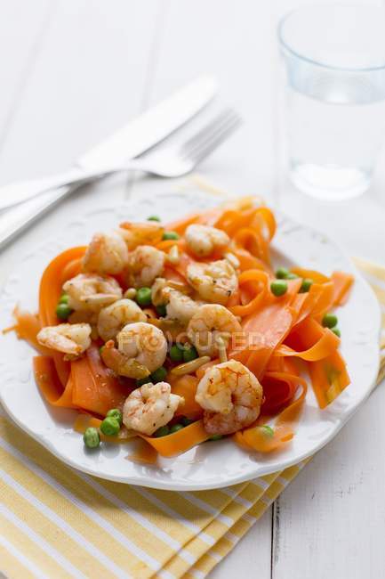 Carrot tagliatelle pasta with prawns — Stock Photo