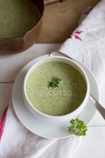 Creme de sopa de brócolis em tigela branca — Fotografia de Stock