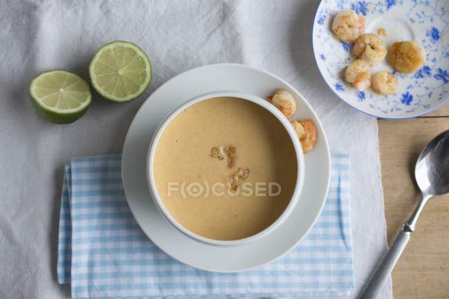 Top view of prawn and coconut soup with limes — Stock Photo