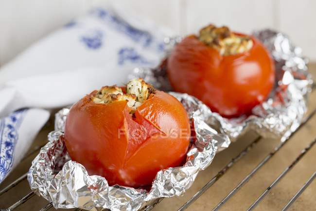 Stuffed grilled tomatoes — Stock Photo