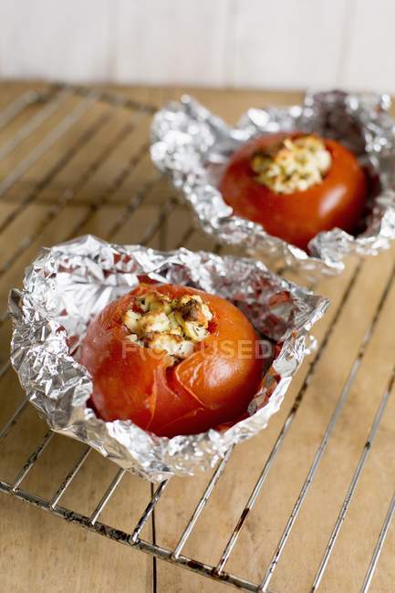 Stuffed grilled tomatoes — Stock Photo
