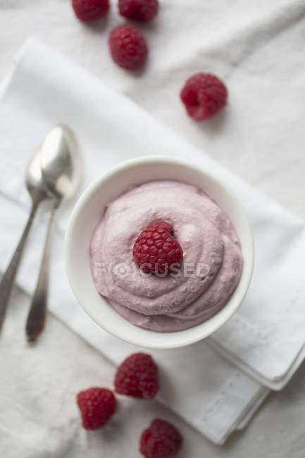 Raspberry mousse with fresh raspberries — Stock Photo