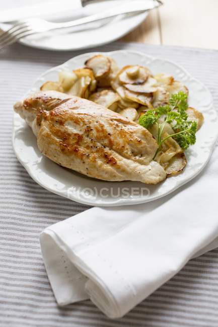 Roasted Chicken breast with Jerusalem artichokes — Stock Photo