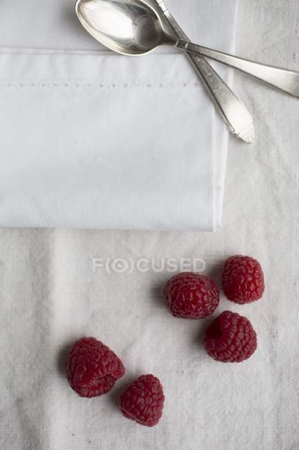 Fresh raspberries with spoon and napkin — Stock Photo