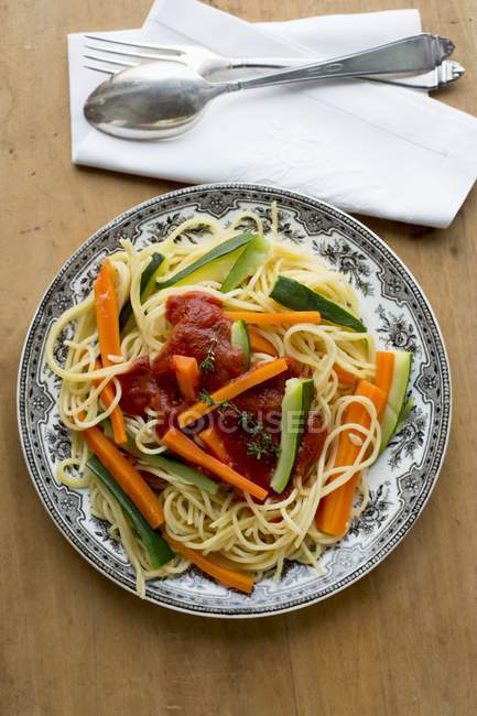 Spaghetti pasta with courgettes — Stock Photo