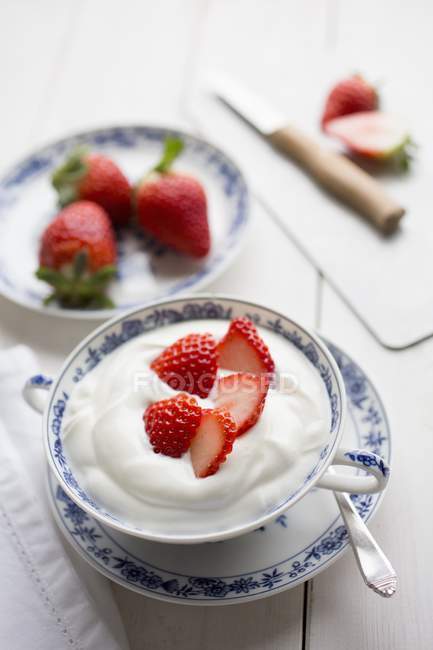 Vue rapprochée de Quark aux fraises fraîches — Photo de stock