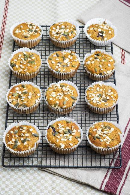 Muffins mit Blaubeeren und Sonnenblumenkernen — Stockfoto
