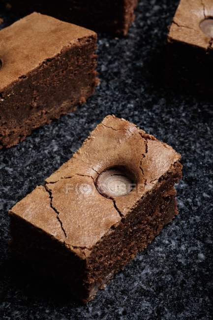 Portion Schokolade und Karamell Brownies — Stockfoto