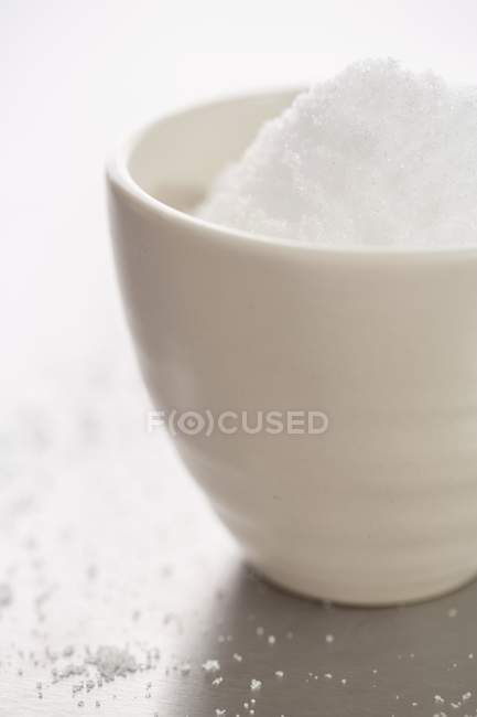 Vue rapprochée de Xylitol dans un bol blanc — Photo de stock