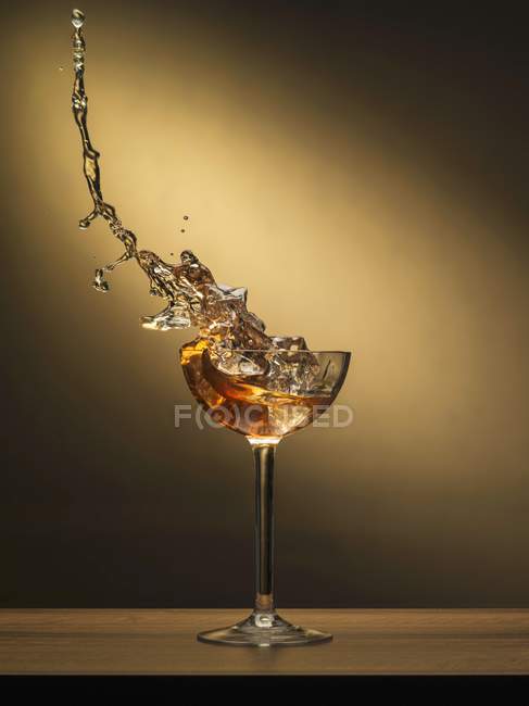 Cocktail spritzt aus Glas — Stockfoto
