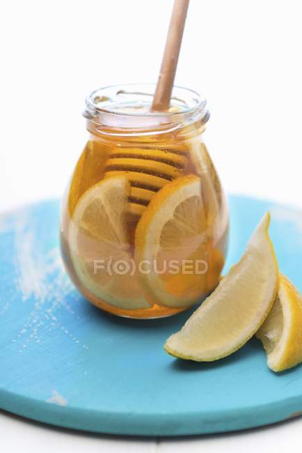 Vaso di miele con limone — Foto stock