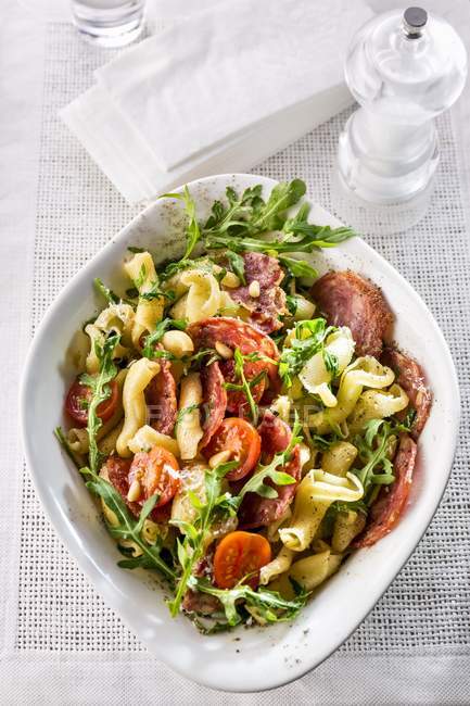 Pasta salad with tomatoes and salami — Stock Photo