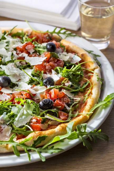 Pizza Bruschetta mit Oliven — Stockfoto
