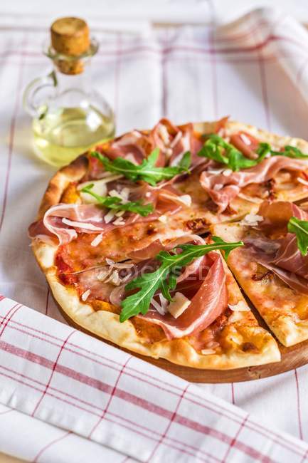 Jamón de Parma y pizza cohete - foto de stock