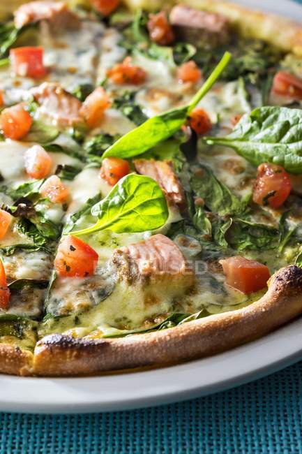 Pizza with salmon and tomatoes — Stock Photo