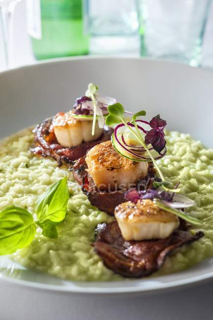 Closeup view of Risotto with scallops and bacon — Stock Photo