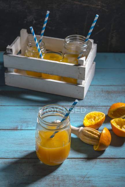 Jugo de naranja en frasco - foto de stock