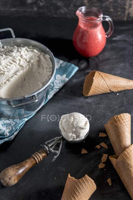 Crème glacée dans une cuillère — Photo de stock