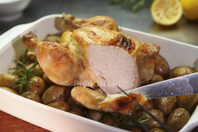 Geschnitzt ganze gebratene Hühnchen — Stockfoto