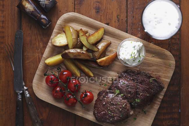 Steak de boeuf grillé aux pommes de terre — Photo de stock