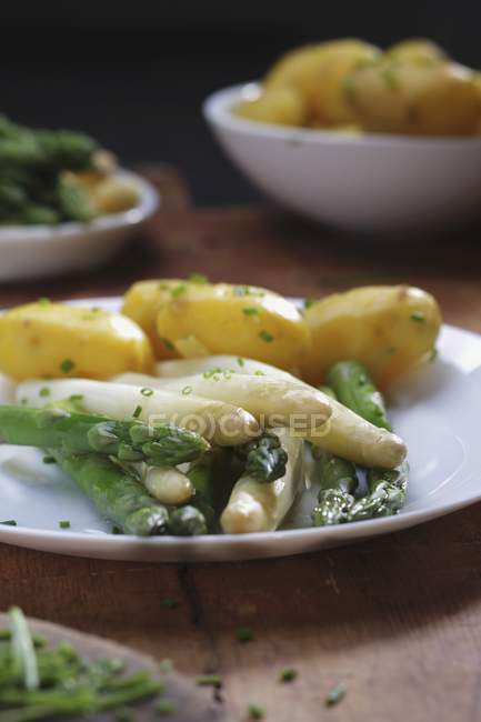 Espargos brancos e verdes — Fotografia de Stock
