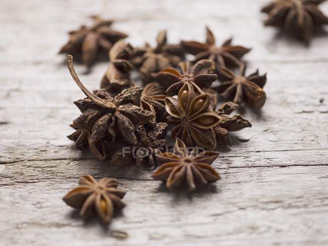 Close-up vista de anis estrela no fundo de madeira — Fotografia de Stock