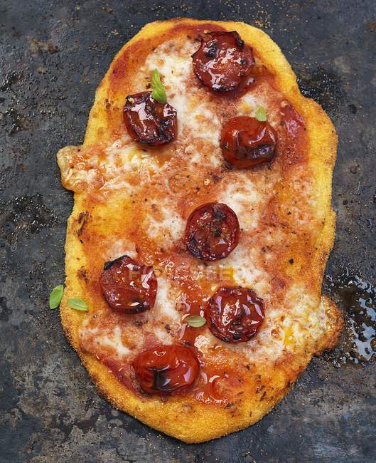 Frisch gebackene Pizza Margherita — Stockfoto