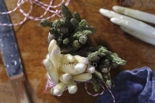 Fasci di asparagi verdi e bianchi — Foto stock