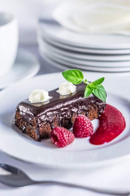 Chocolate cake with raspberries — Stock Photo