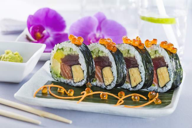 Футомаки суши с омлетом — стоковое фото