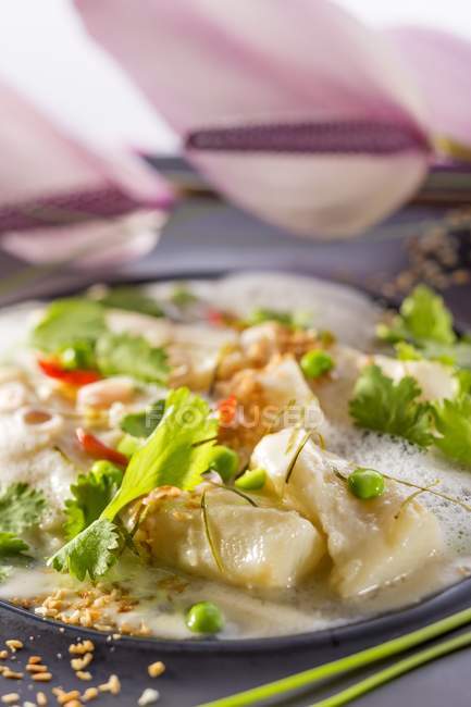 Closeup view of Halibut in coconut milk with peas and coriander — Stock Photo