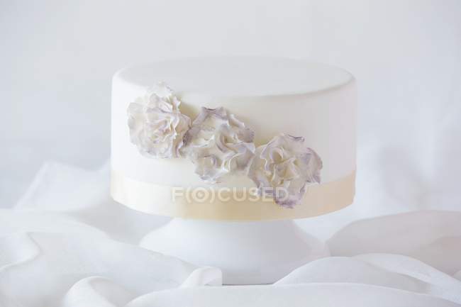 Gâteau de mariage décoré de fleurs — Photo de stock