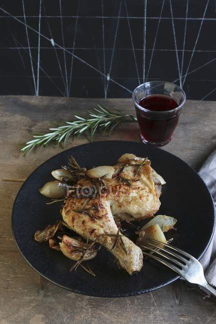 Chicken leg with onions — Stock Photo
