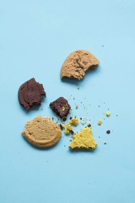 Разбитые печенья на голубом — стоковое фото